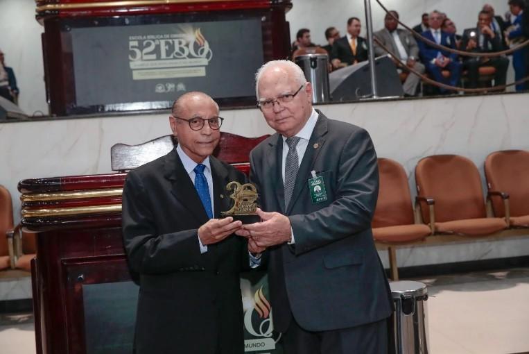 Júlio Campos recebe homenagem por área destinada ao Grande Templo de Cuiabá