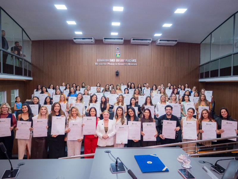 Paula Calil homenageia profissionais da beleza e destaca impacto econômico e social da categoria